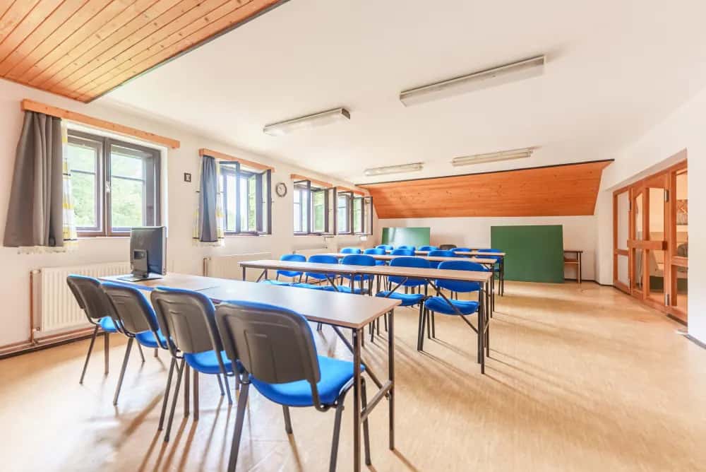 Společenská místnost Hotelu pod Pralesem pro školní program
